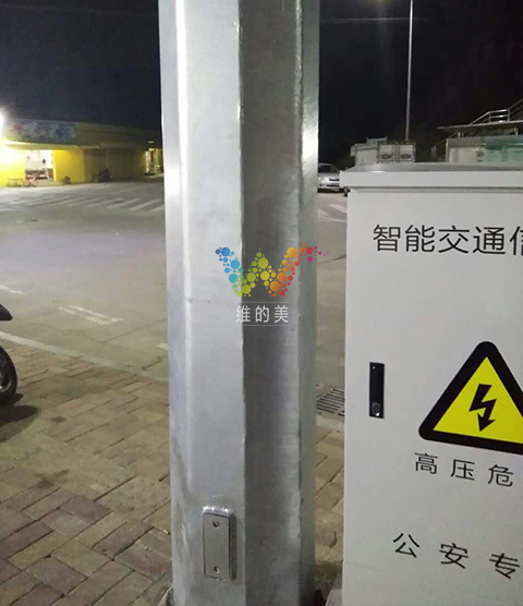 东莞樟木头<a href=http://www.wdm88led.com/ target=_blank class=infotextkey>交通信号灯</a>实地安装 (5).jpg