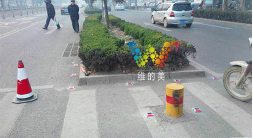 太阳能道钉安装在绿化带边上.jpg