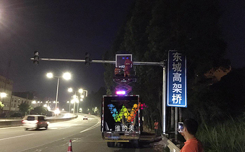 东莞东城高架桥双色显示屏安装5.jpg