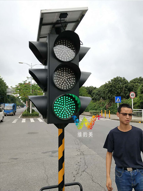 雄宇路<a href=http://www.wdm88led.com/jtxh/yd/ target=_blank class=infotextkey>移动红绿灯</a>安装.jpg