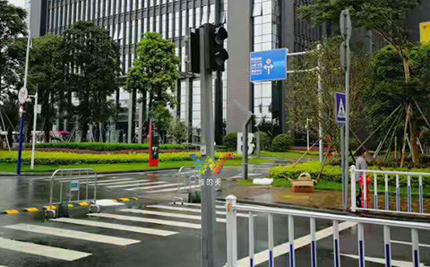 深圳龙岗区红绿灯的安装2.jpg