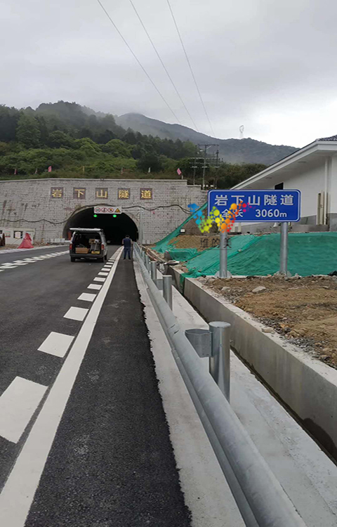 福建龙岩岩下山隧道<a href=http://www.wdm88led.com/gsgl/xsp/315.html target=_blank class=infotextkey>龙门架显示屏</a>2.jpg