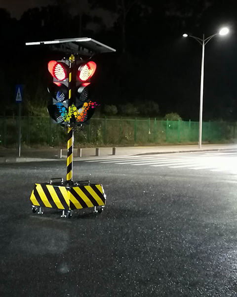 深圳坪山街道办冒雨装临时红绿灯1.jpg