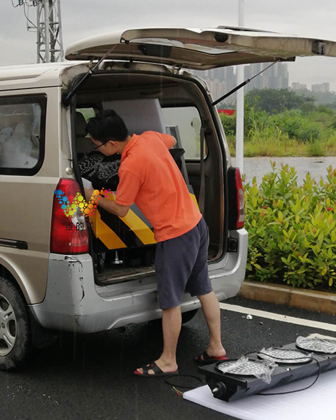 深圳坪山街道办冒雨装临时红绿灯.jpg