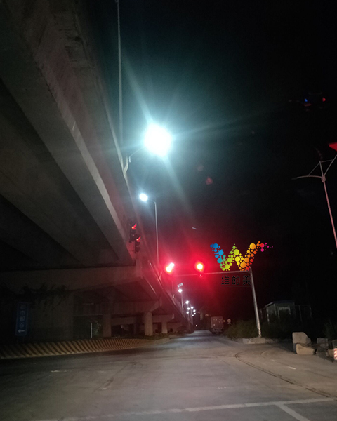 东莞凤岗金鹏路东深二路高架桥下的<a href=http://www.wdm88led.com/ target=_blank class=infotextkey>交通信号灯</a>1.jpg