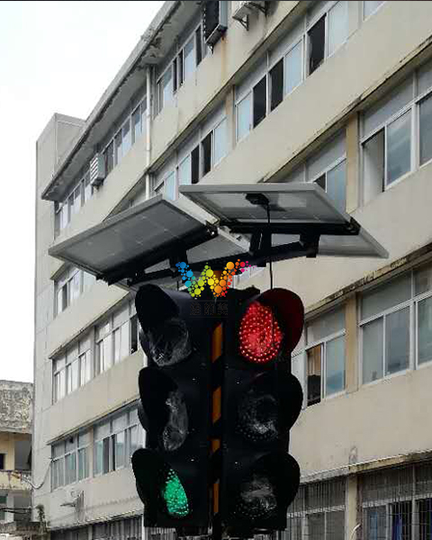 深圳坪山街道办冒雨装临时红绿灯3.jpg