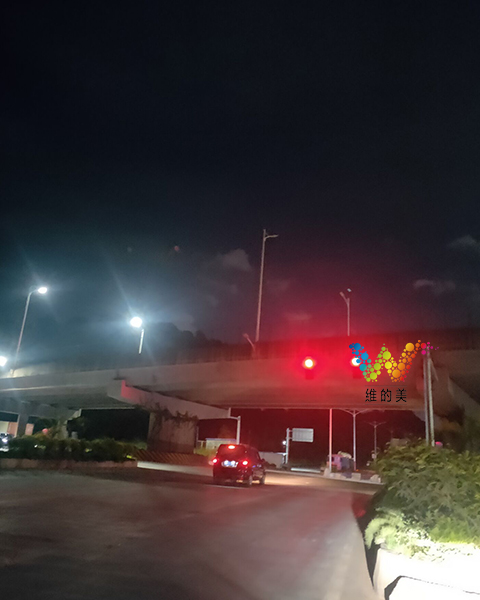 东莞凤岗金鹏路东深二路高架桥下的<a href=http://www.wdm88led.com/ target=_blank class=infotextkey>交通信号灯</a>2.jpg