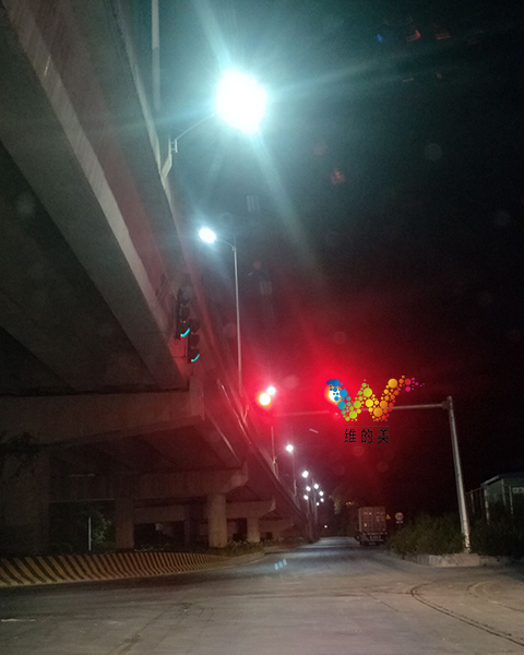 东莞凤岗金鹏路东深二路高架桥下的<a href=http://www.wdm88led.com/ target=_blank class=infotextkey>交通信号灯</a>.jpg