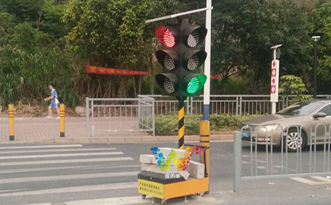 <a href=http://www.wdm88led.com/jtxh/yd/ target=_blank class=infotextkey>移动红绿灯</a>的安装.jpg