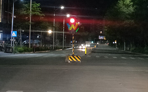 深圳六约深峰路临时红绿灯.jpg