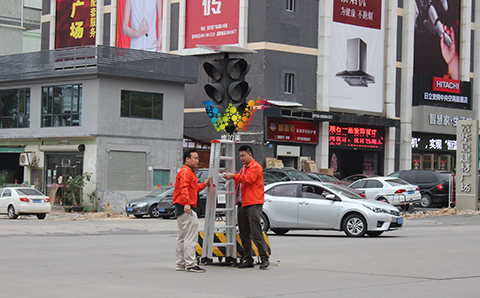 太阳能<a href=http://www.wdm88led.com/jtxh/yd/ target=_blank class=infotextkey>移动红绿灯</a>实地应用11.jpg