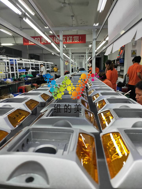 带脚太阳能道钉批量生产7.jpg