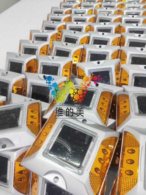 带脚太阳能道钉批量生产2.jpg