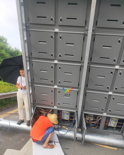 深圳盐龙大道室外温度超过40度安装<a href=http://www.wdm88led.com/gsgl/xsp/427.html target=_blank class=infotextkey>城市诱导屏</a>2.jpg