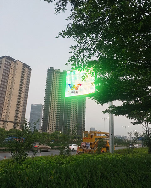 深圳盐龙大道室外温度超过40度安装<a href=http://www.wdm88led.com/gsgl/xsp/427.html target=_blank class=infotextkey>城市诱导屏</a>12.jpg