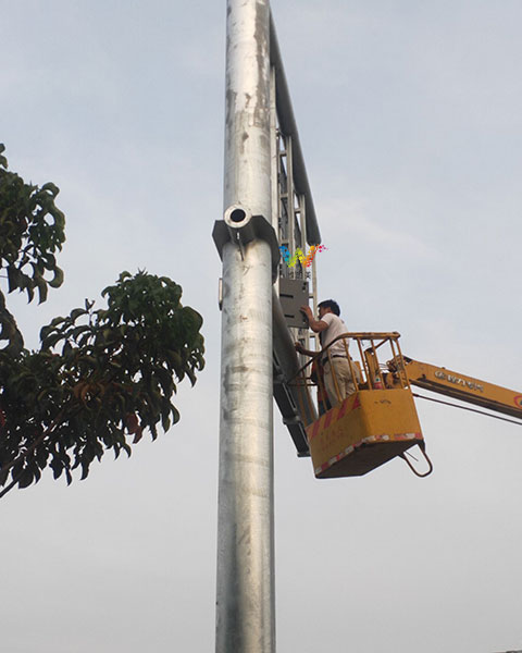 深圳盐龙大道室外温度超过40度安装<a href=http://www.wdm88led.com/gsgl/xsp/427.html target=_blank class=infotextkey>城市诱导屏</a>5.jpg