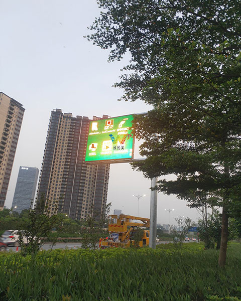 深圳盐龙大道室外温度超过40度安装<a href=http://www.wdm88led.com/gsgl/xsp/427.html target=_blank class=infotextkey>城市诱导屏</a>10.jpg