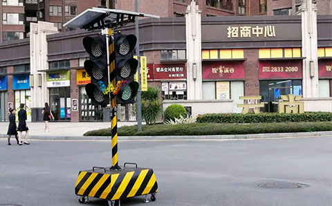深圳坪山新楼盘牧云溪谷安装太阳能临时红绿灯1.jpg