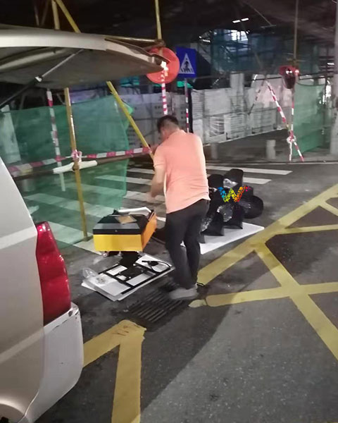 小推车移动红绿灯