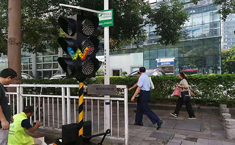 深圳市南山区太阳能<a href=http://www.wdm88led.com/jtxh/yd/ target=_blank class=infotextkey>移动红绿灯</a>安装1.jpg