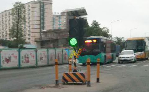 太阳能移动红绿灯