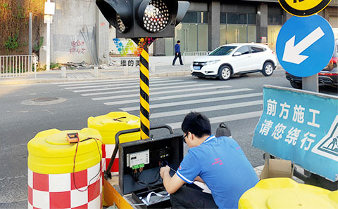 深圳平湖临时红绿灯加急安装8.jpg