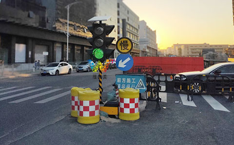 深圳平湖临时红绿灯加急安装2.jpg