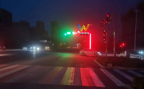 内蒙古光带红绿灯1.jpg